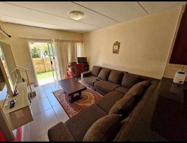 3 BEDROOM TOWNHOUSE FOR SALE IN HEUWELSIG ESTATE